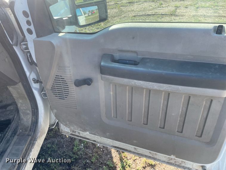 image for item LY9606 2009 Ford F350 Super Duty  Crew Cab flatbed pickup truck