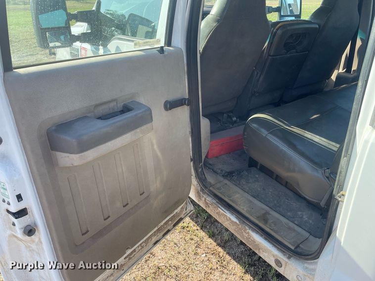 image for item LY9606 2009 Ford F350 Super Duty  Crew Cab flatbed pickup truck