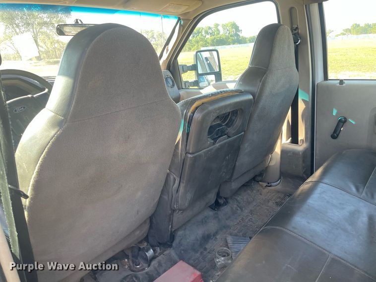 image for item LY9606 2009 Ford F350 Super Duty  Crew Cab flatbed pickup truck