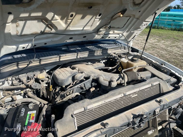 image for item LY9606 2009 Ford F350 Super Duty  Crew Cab flatbed pickup truck