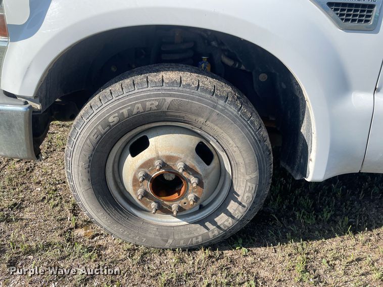 image for item LY9606 2009 Ford F350 Super Duty  Crew Cab flatbed pickup truck