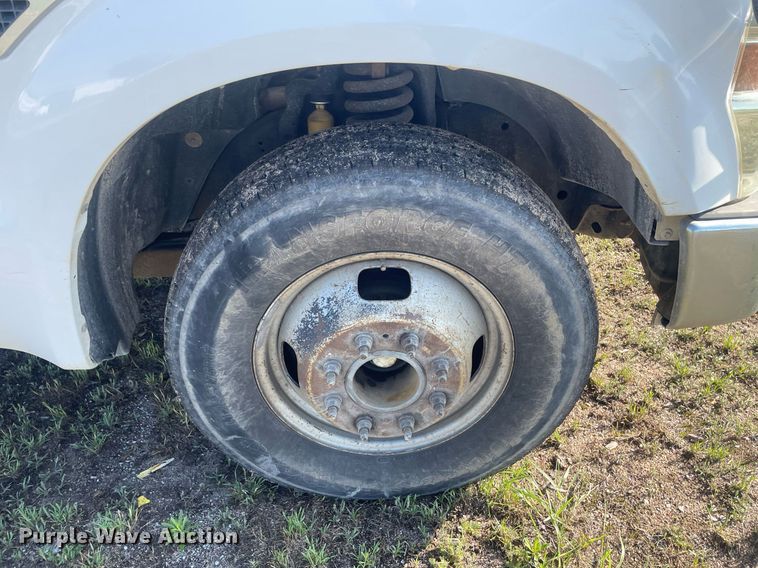 image for item LY9606 2009 Ford F350 Super Duty  Crew Cab flatbed pickup truck