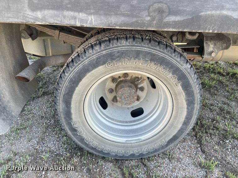 image for item LY9606 2009 Ford F350 Super Duty  Crew Cab flatbed pickup truck