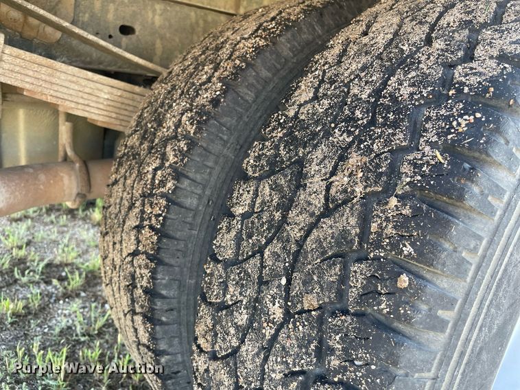 image for item LY9606 2009 Ford F350 Super Duty  Crew Cab flatbed pickup truck