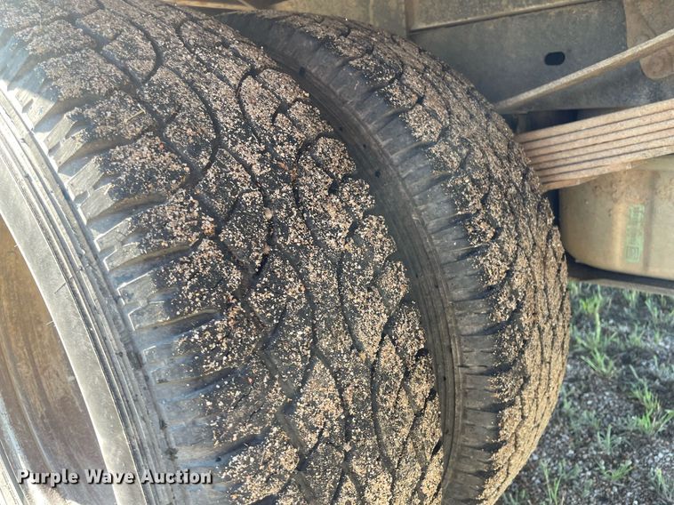 image for item LY9606 2009 Ford F350 Super Duty  Crew Cab flatbed pickup truck