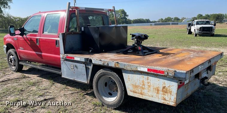 image for item LY9607 2000 Ford F450 Super Duty  Crew Cab flatbed pickup truck