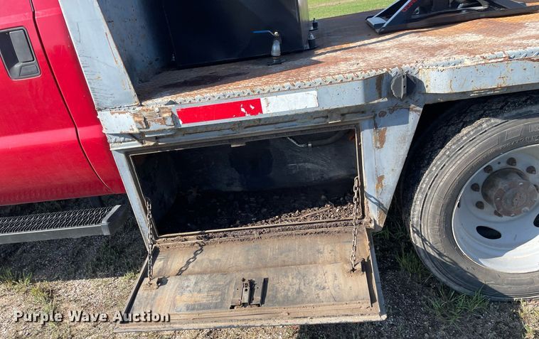 image for item LY9607 2000 Ford F450 Super Duty  Crew Cab flatbed pickup truck