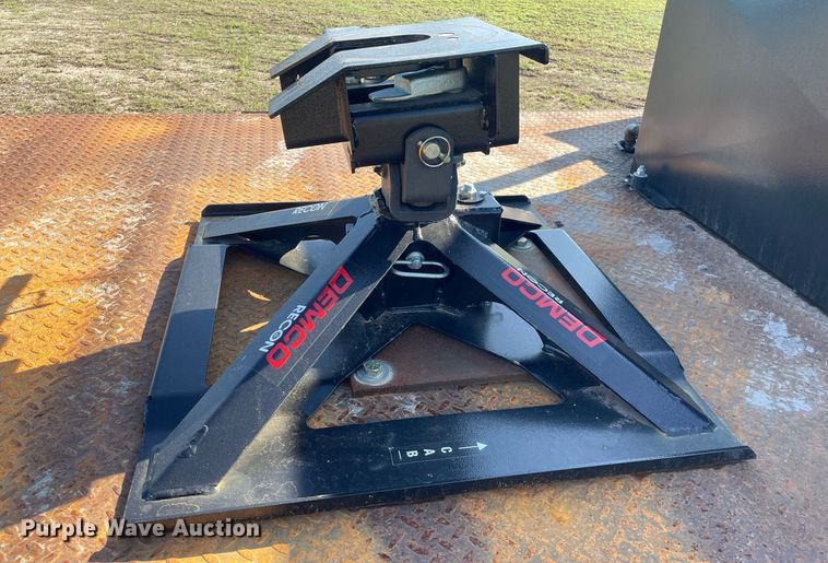 image for item LY9607 2000 Ford F450 Super Duty  Crew Cab flatbed pickup truck