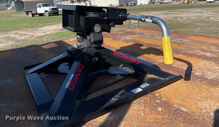 image for item LY9607 2000 Ford F450 Super Duty  Crew Cab flatbed pickup truck