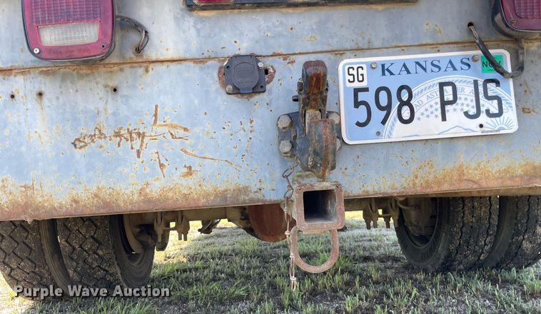 image for item LY9607 2000 Ford F450 Super Duty  Crew Cab flatbed pickup truck