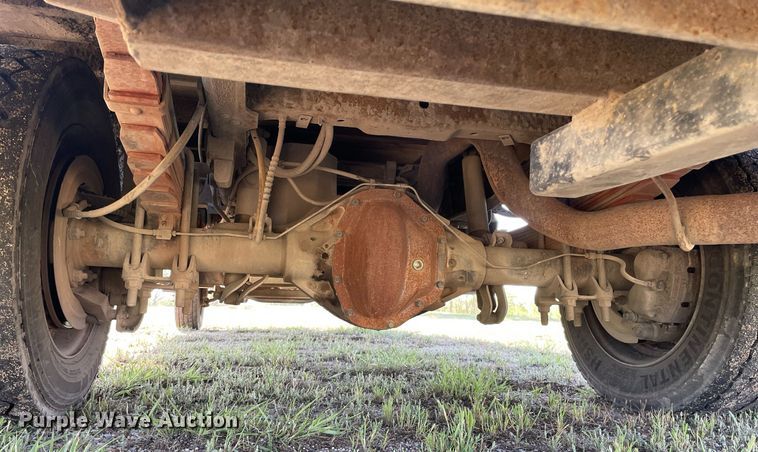 image for item LY9607 2000 Ford F450 Super Duty  Crew Cab flatbed pickup truck