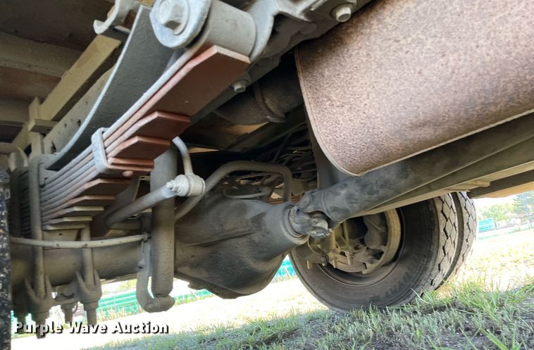 image for item LY9607 2000 Ford F450 Super Duty  Crew Cab flatbed pickup truck