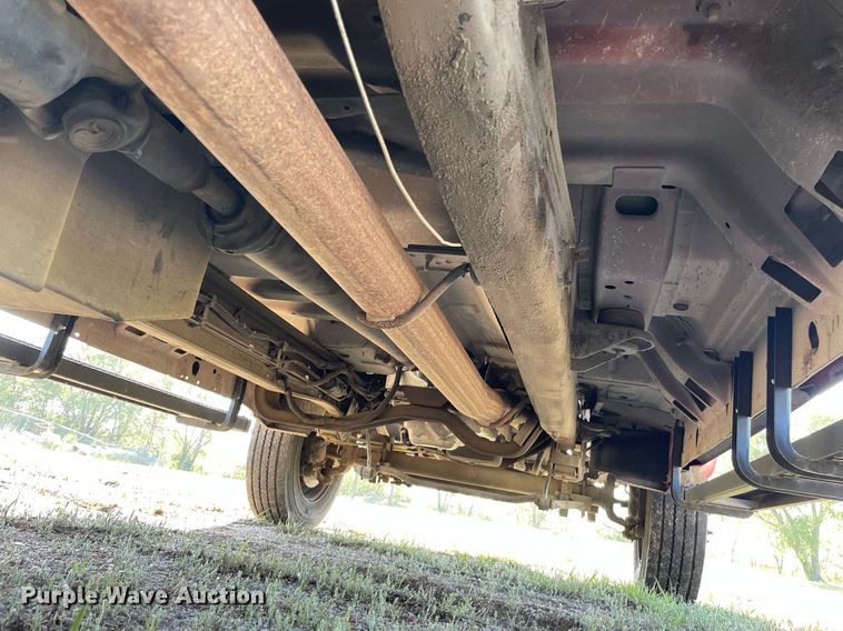 image for item LY9607 2000 Ford F450 Super Duty  Crew Cab flatbed pickup truck