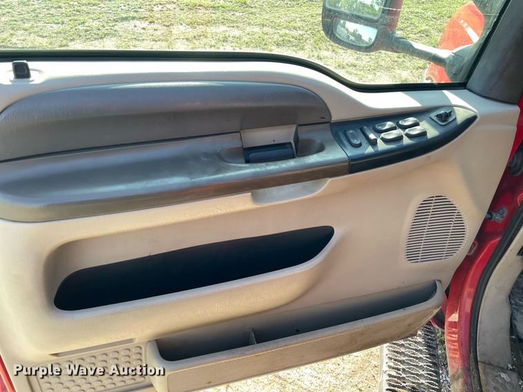 image for item LY9607 2000 Ford F450 Super Duty  Crew Cab flatbed pickup truck