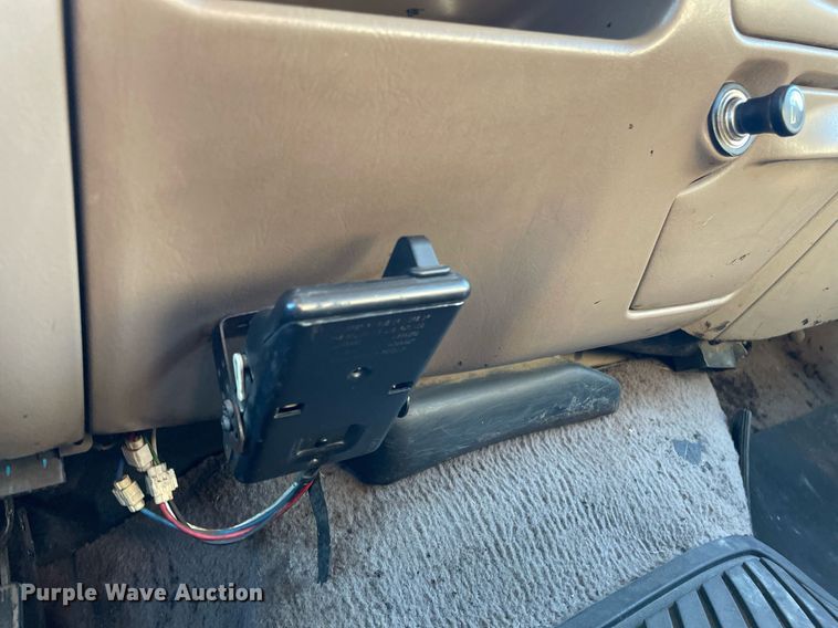 image for item LY9607 2000 Ford F450 Super Duty  Crew Cab flatbed pickup truck