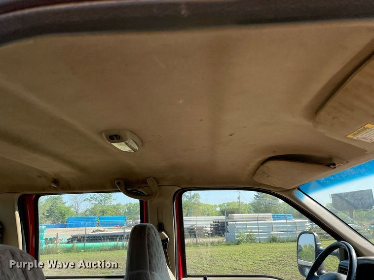 image for item LY9607 2000 Ford F450 Super Duty  Crew Cab flatbed pickup truck