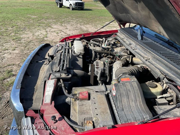 image for item LY9607 2000 Ford F450 Super Duty  Crew Cab flatbed pickup truck