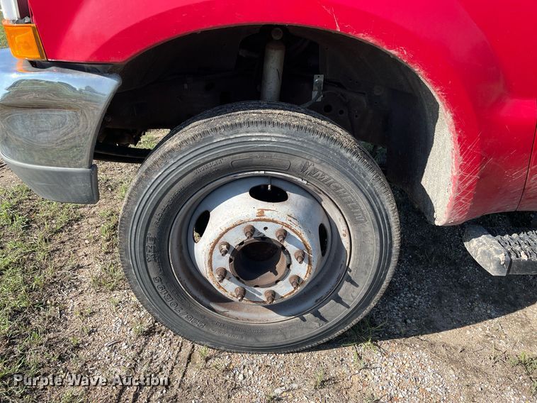 image for item LY9607 2000 Ford F450 Super Duty  Crew Cab flatbed pickup truck