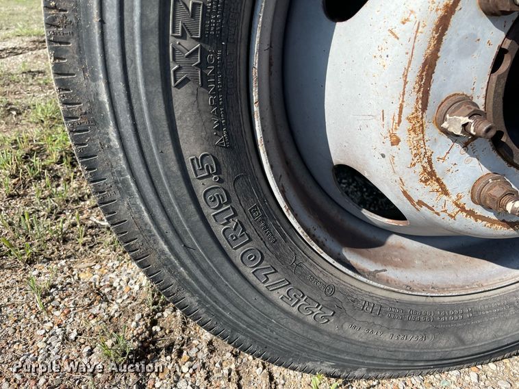 image for item LY9607 2000 Ford F450 Super Duty  Crew Cab flatbed pickup truck