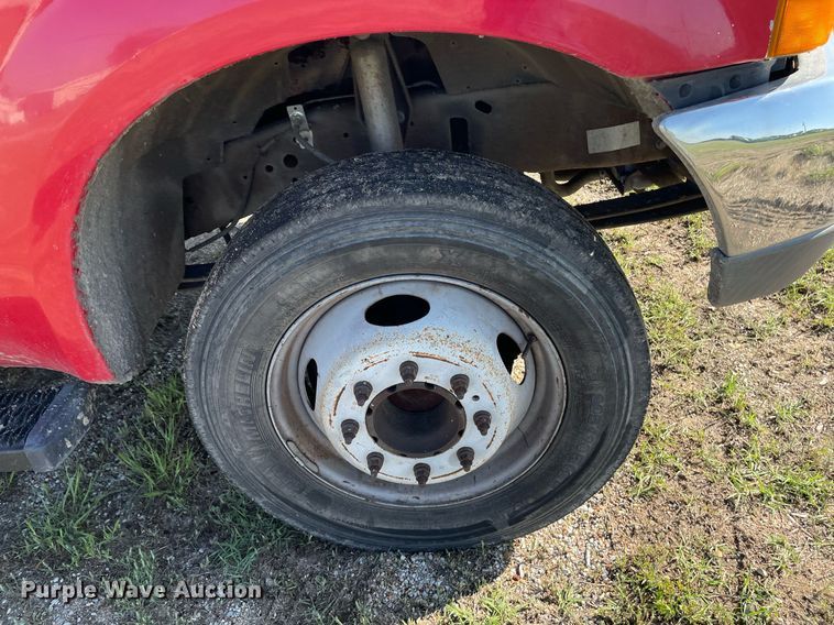 image for item LY9607 2000 Ford F450 Super Duty  Crew Cab flatbed pickup truck