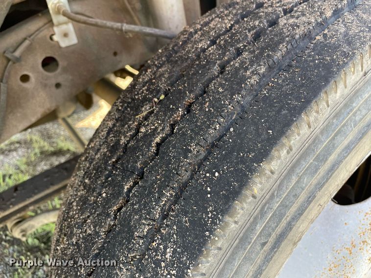 image for item LY9607 2000 Ford F450 Super Duty  Crew Cab flatbed pickup truck