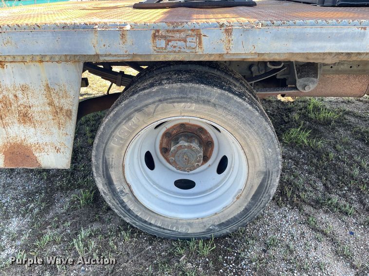 image for item LY9607 2000 Ford F450 Super Duty  Crew Cab flatbed pickup truck