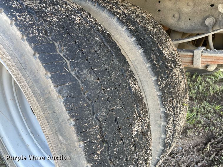 image for item LY9607 2000 Ford F450 Super Duty  Crew Cab flatbed pickup truck