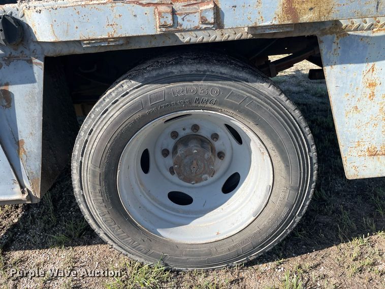 image for item LY9607 2000 Ford F450 Super Duty  Crew Cab flatbed pickup truck