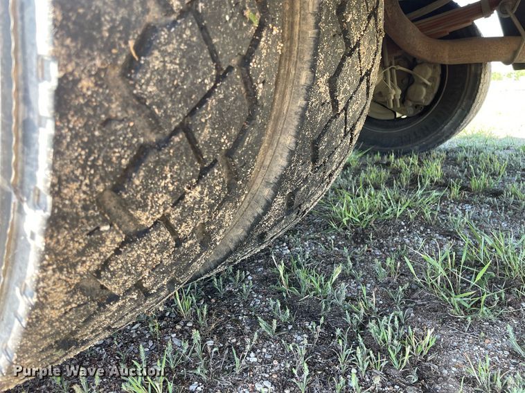 image for item LY9607 2000 Ford F450 Super Duty  Crew Cab flatbed pickup truck