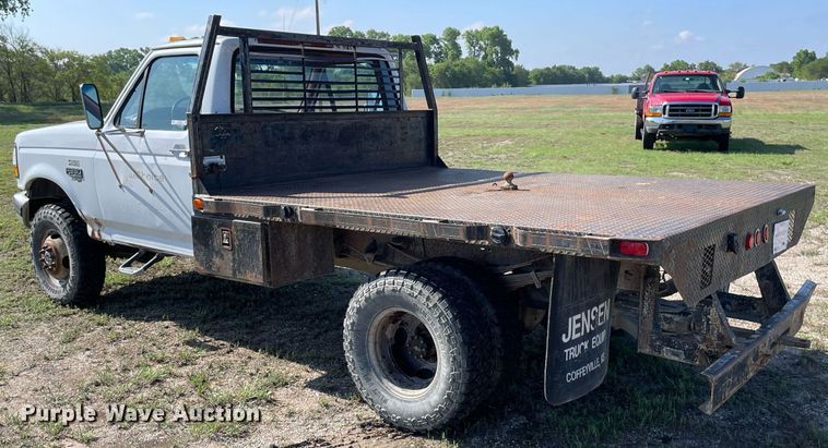 image for item LY9608 1995 Ford F350 XL  flatbed pickup truck
