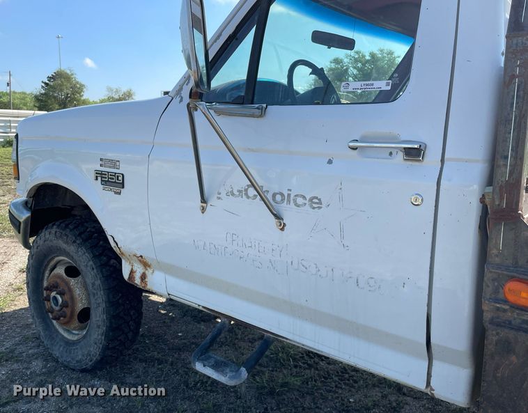 image for item LY9608 1995 Ford F350 XL  flatbed pickup truck