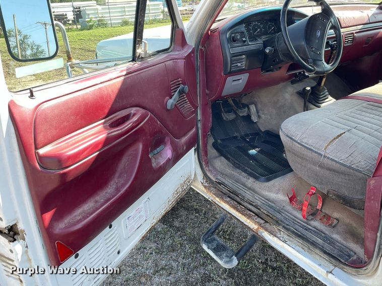 image for item LY9608 1995 Ford F350 XL  flatbed pickup truck