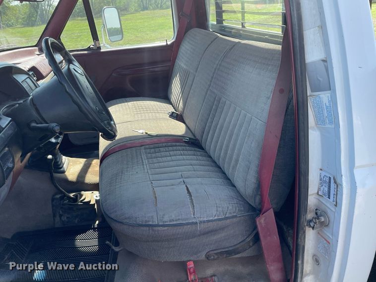 image for item LY9608 1995 Ford F350 XL  flatbed pickup truck