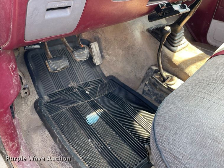 image for item LY9608 1995 Ford F350 XL  flatbed pickup truck