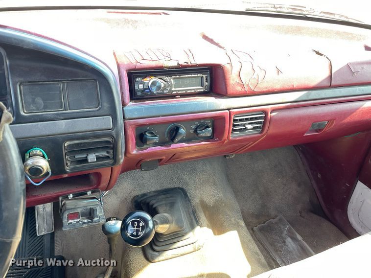 image for item LY9608 1995 Ford F350 XL  flatbed pickup truck