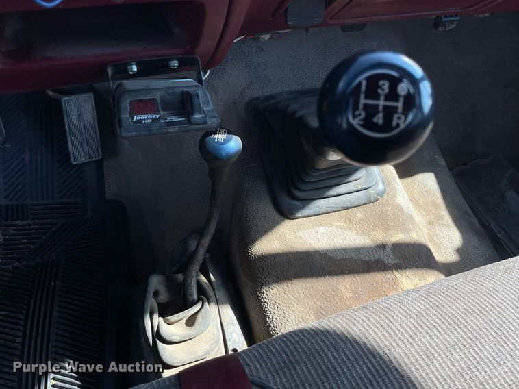 image for item LY9608 1995 Ford F350 XL  flatbed pickup truck