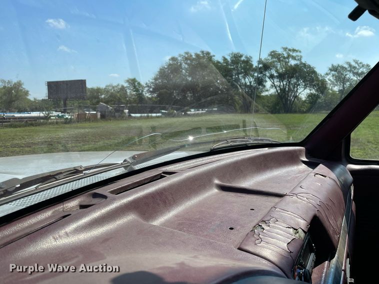 image for item LY9608 1995 Ford F350 XL  flatbed pickup truck