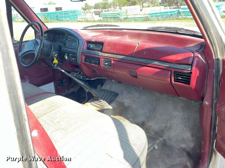 image for item LY9608 1995 Ford F350 XL  flatbed pickup truck