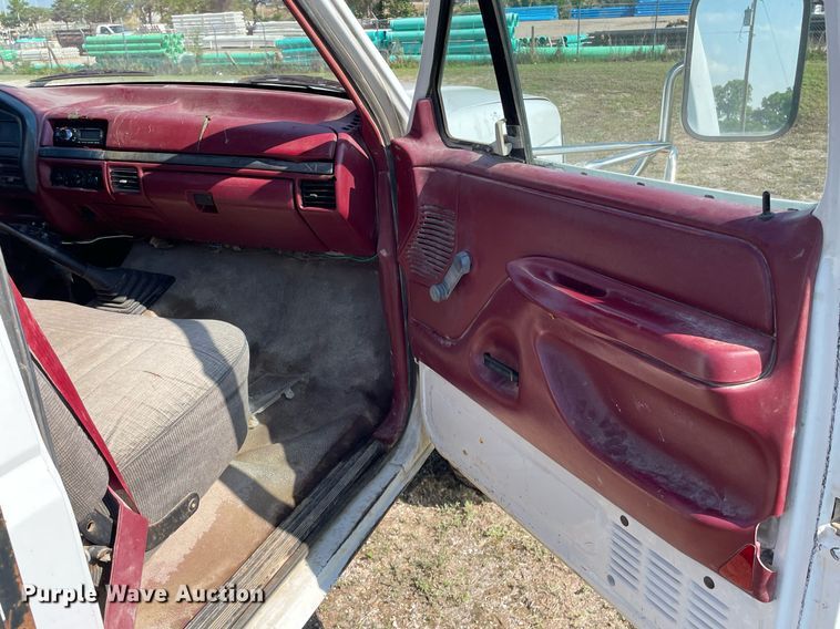 image for item LY9608 1995 Ford F350 XL  flatbed pickup truck