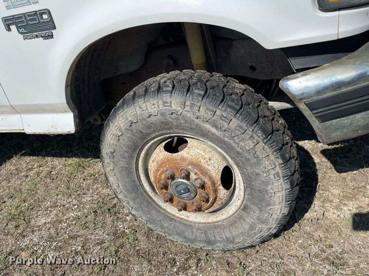 image for item LY9608 1995 Ford F350 XL  flatbed pickup truck