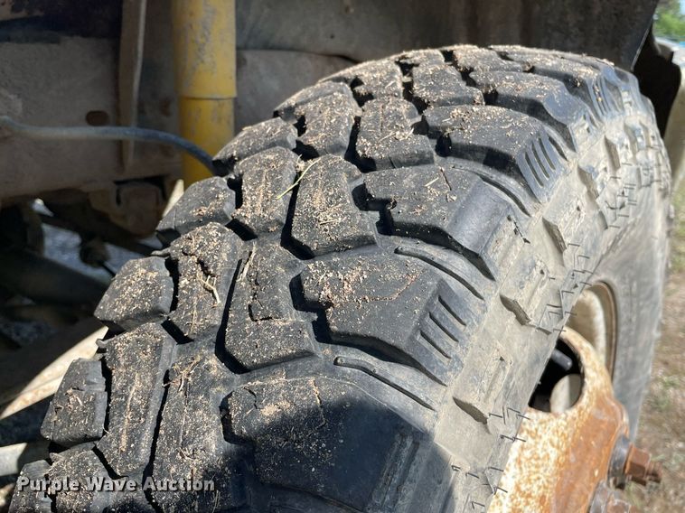 image for item LY9608 1995 Ford F350 XL  flatbed pickup truck