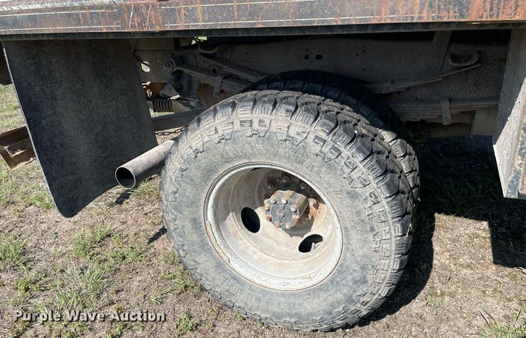 image for item LY9608 1995 Ford F350 XL  flatbed pickup truck