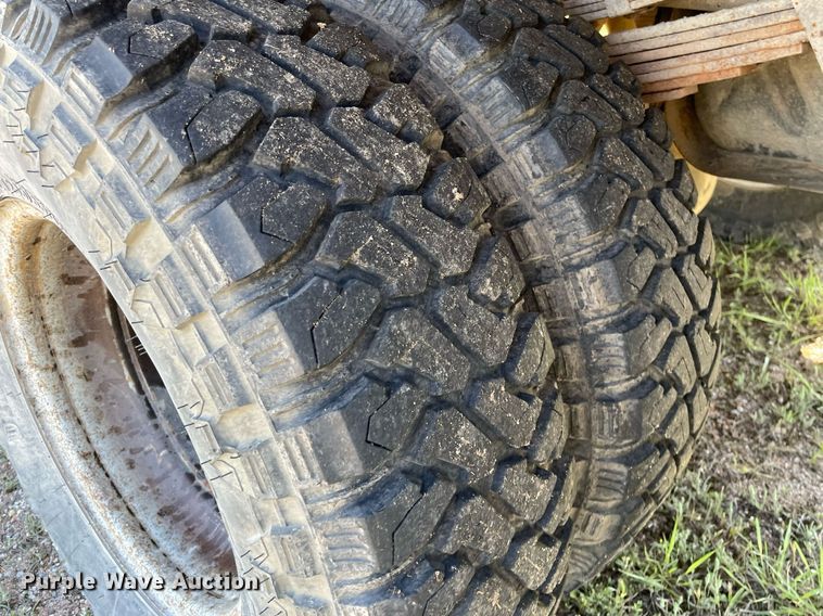 image for item LY9608 1995 Ford F350 XL  flatbed pickup truck