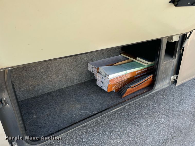 image for item LY9610 1998 Winnebago Adventurer  RV