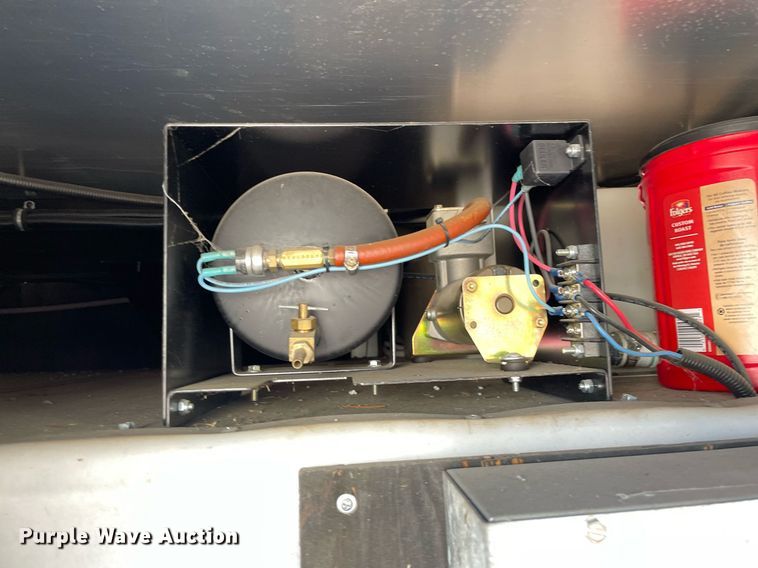 image for item LY9610 1998 Winnebago Adventurer  RV