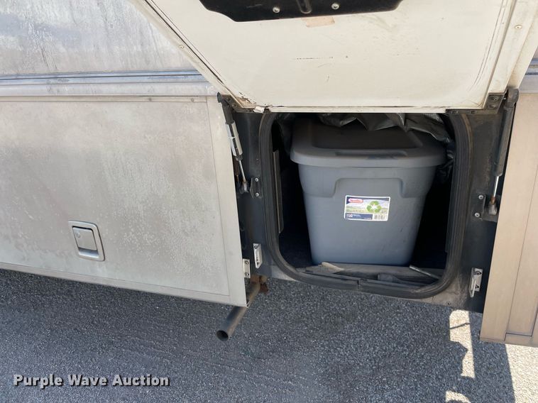 image for item LY9610 1998 Winnebago Adventurer  RV