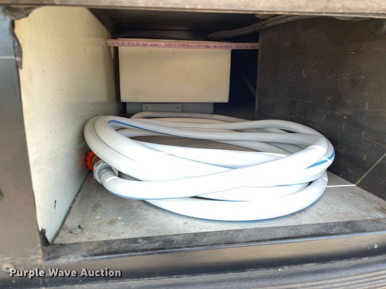 image for item LY9610 1998 Winnebago Adventurer  RV