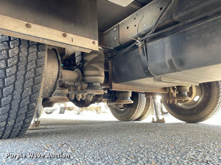 image for item LY9610 1998 Winnebago Adventurer  RV