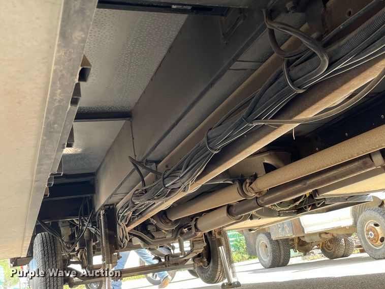 image for item LY9610 1998 Winnebago Adventurer  RV