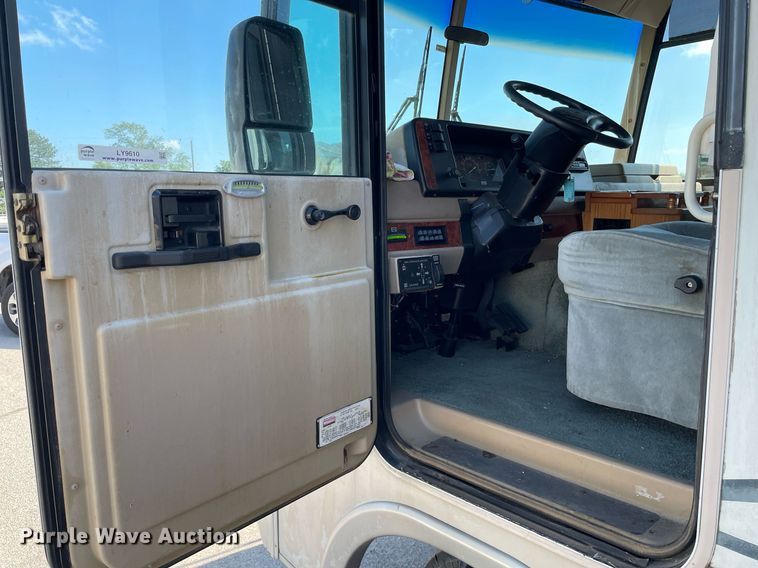 image for item LY9610 1998 Winnebago Adventurer  RV